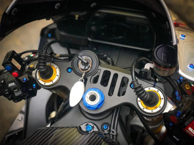Yamaha r1m độ hoàn hảo với phong cách racing đón noel của biker việt - 7