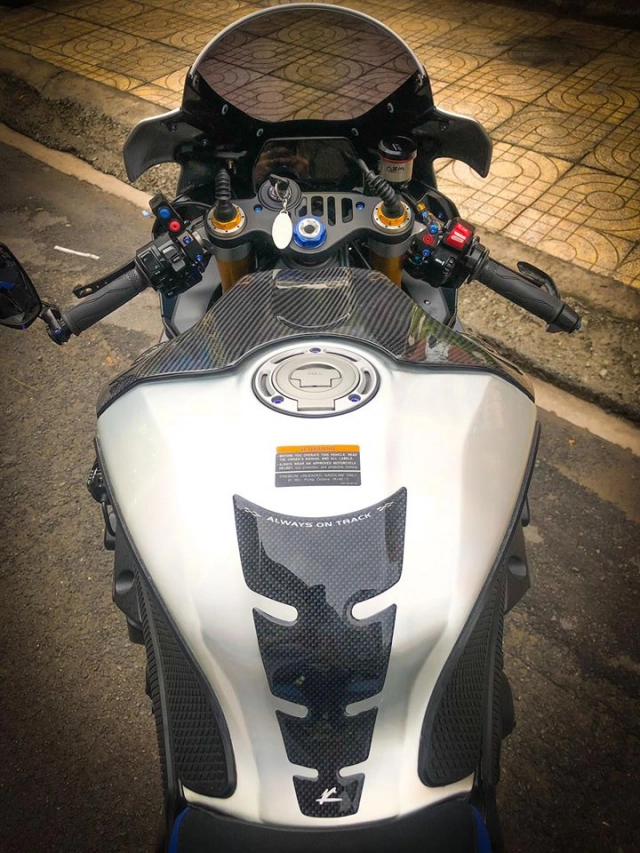 Yamaha r1m độ hoàn hảo với phong cách racing đón noel của biker việt - 11