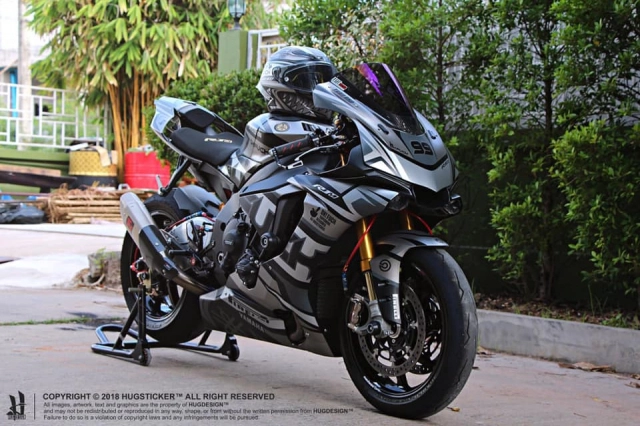 Yamaha r1m độ độc đáo với tem đấu sáng tạo của đội ngũ hugsticker - 3