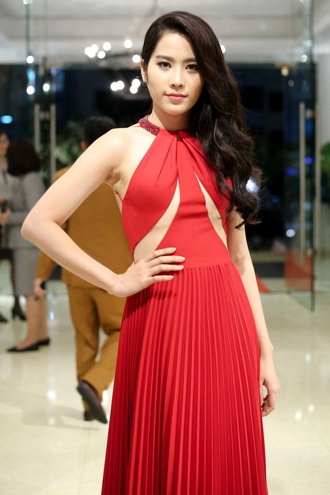 Đẹp tựa nữ thần với thiết kế hơn trăm triệu nhưng nam em lại bị soi diện váy nhái - 23
