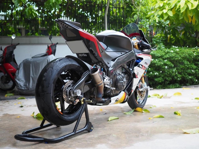 Aprilia rsv4 độ đẳng cấp với dàn option siêu đắt đỏ - 10