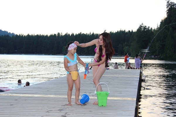 Hoa hậu phu nhân người việt 2013 khoe dáng gợi cảm với bikini - 7