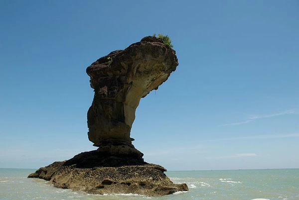 Khám phá 10 bãi biển có mỏm đá đẹp nhất thế giới - 4