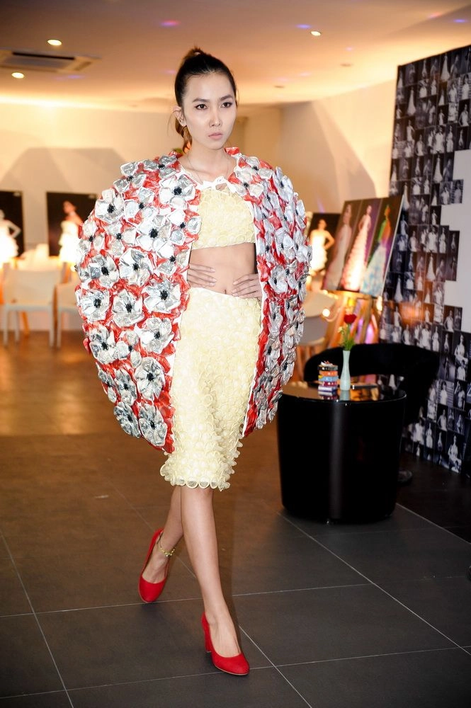 Kim hiền tự tin diễn thời trang với váy bao cao su - 9