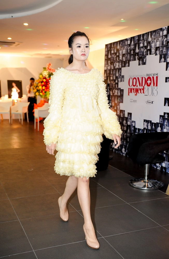 Kim hiền tự tin diễn thời trang với váy bao cao su - 12