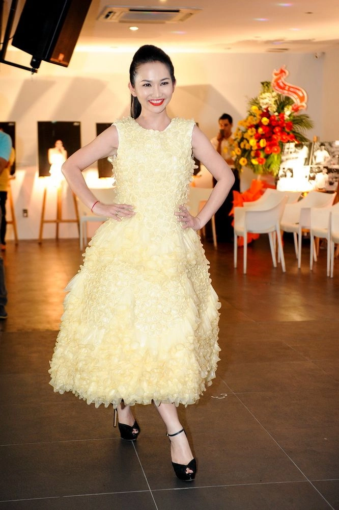 Kim hiền tự tin diễn thời trang với váy bao cao su - 13