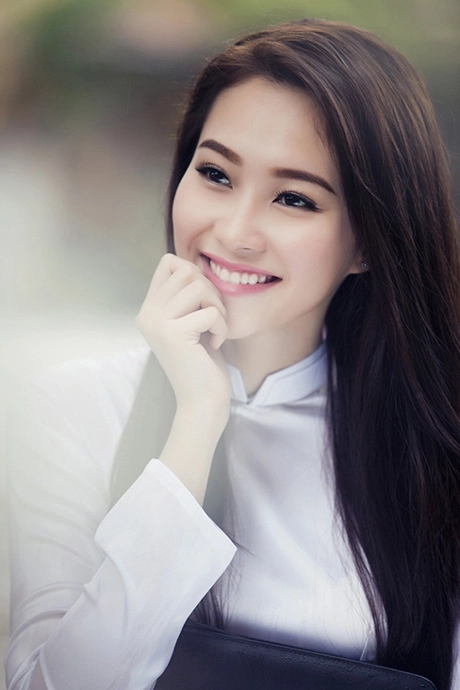 Hoa hậu thu thảo đẹp mê mẩn với áo dài nữ sinh - 1