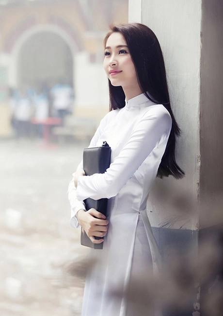 Hoa hậu thu thảo đẹp mê mẩn với áo dài nữ sinh - 2