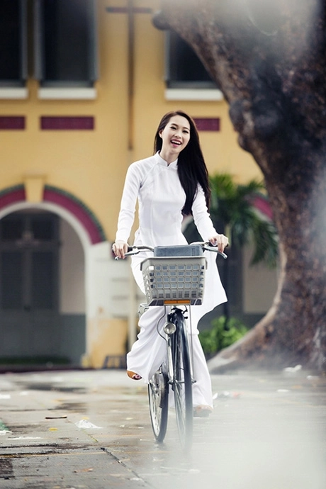 Hoa hậu thu thảo đẹp mê mẩn với áo dài nữ sinh - 10