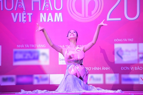 Hoa hậu việt nam 2014 trổ tài diễn ảo thuật - 3