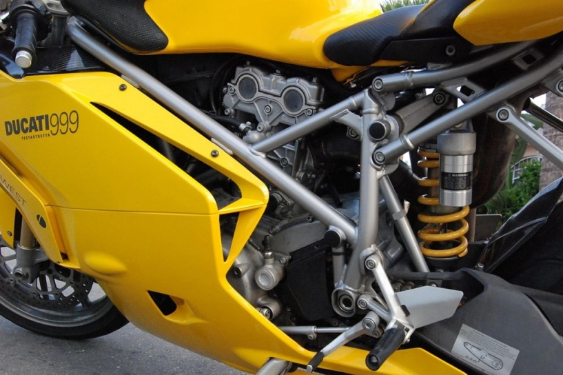 Ducati 999 sức mạnh từ thuở khai sinh - 6