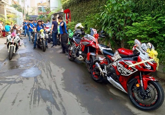 Đốt lốp honda cbr1000rr của naked team sg mừng hạnh phúc cô dâu chú rể - 7