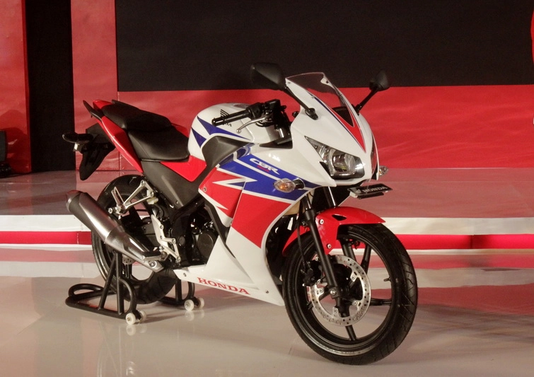 So sánh honda cbr150r phiên bản mới và yamaha r15 20 - 2