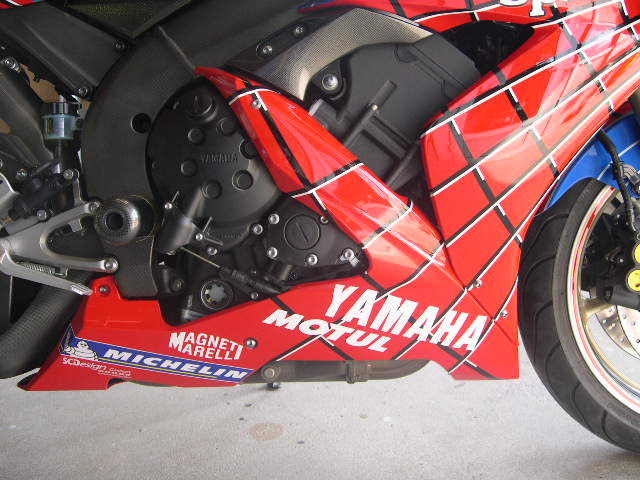 Yamaha r1 spider man nổi bật giữa đám đông - 3