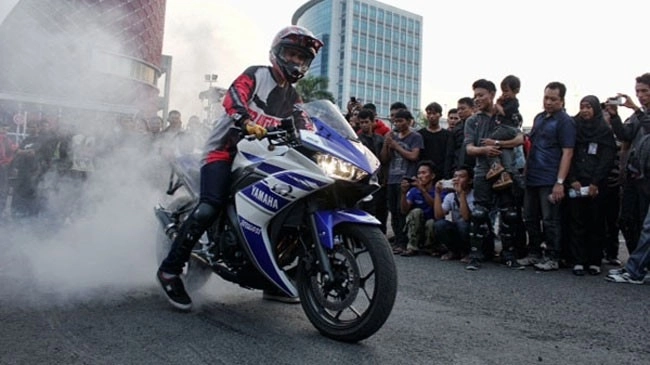 Yamaha r25 tiếp tục đắt khách trên đất indonesia - 1