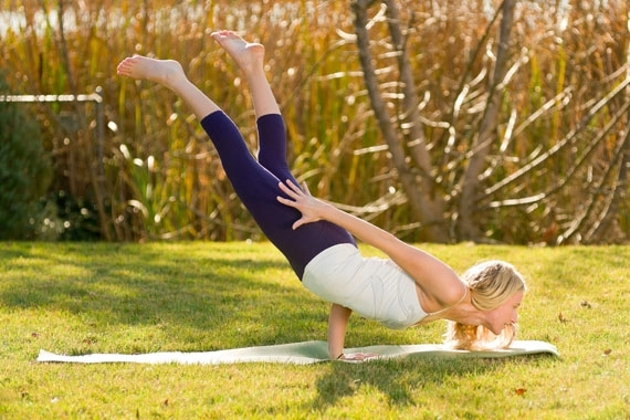 10 tư thế yoga bá đạo đố bạn làm được - 3