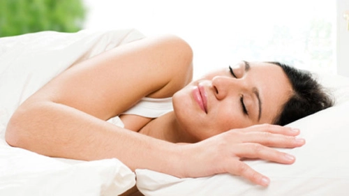 6 cách ngăn ngừa nếp nhăn khi ngủ - 1