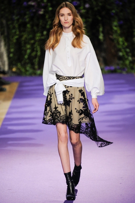 Alexis mabille dùng tay áo làm thắt lưng ở paris fashion week - 8