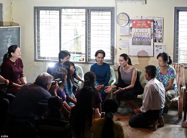 Angelina jolie gặp lãnh tụ đối lập aung san suu kyi - 1