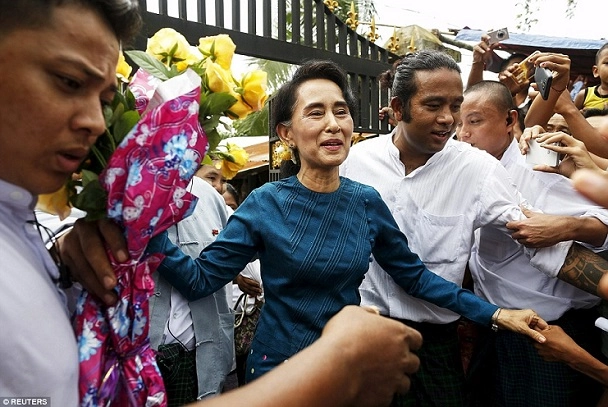 Angelina jolie gặp lãnh tụ đối lập aung san suu kyi - 4