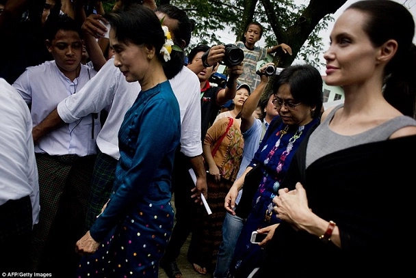 Angelina jolie gặp lãnh tụ đối lập aung san suu kyi - 5