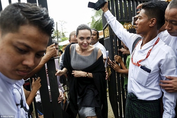 Angelina jolie gặp lãnh tụ đối lập aung san suu kyi - 6