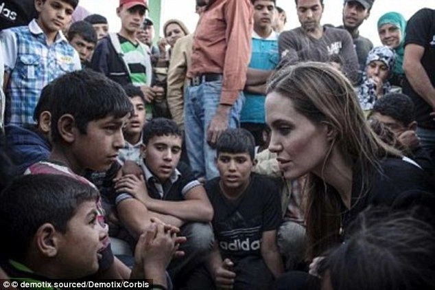 Angelina jolie từ một đứa trẻ hoang dã đến một ngôi sao của lòng từ tâm - 16