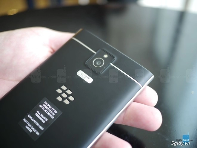 Ảnh thực tế smartphone dáng lạ blackberry passport - 3