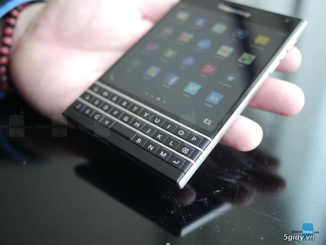 Ảnh thực tế smartphone dáng lạ blackberry passport - 8