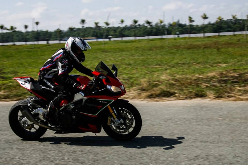 Aprilia rsv4 không thể lẫn giữa đám đông tại sài gòn - 4