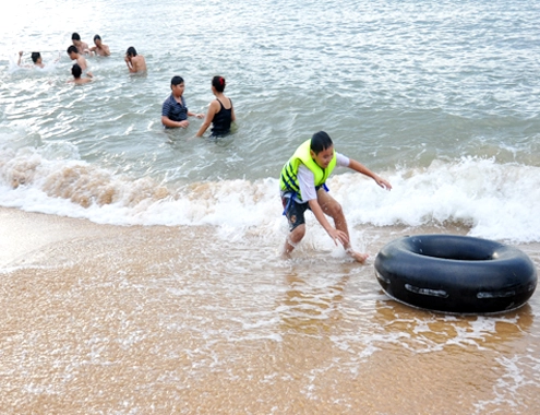 Bãi biển vầng trăng khuyết quy nhơn mê hoặc du khách - 6