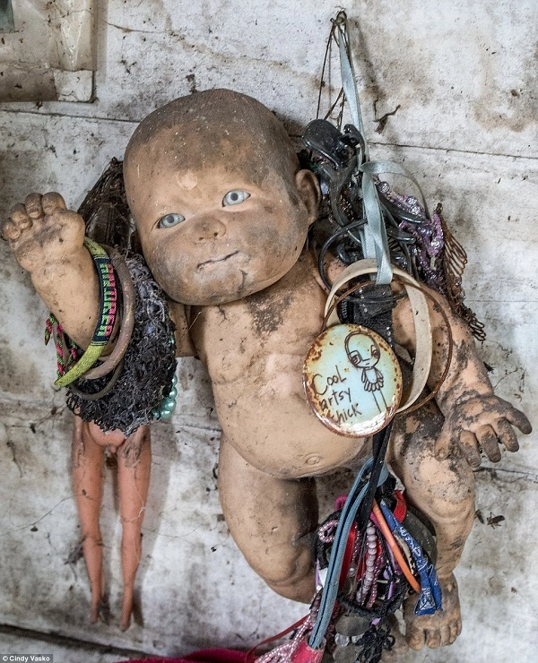 Bí ẩn đau thương trên đảo búp bê ma quái ở mexico - 17