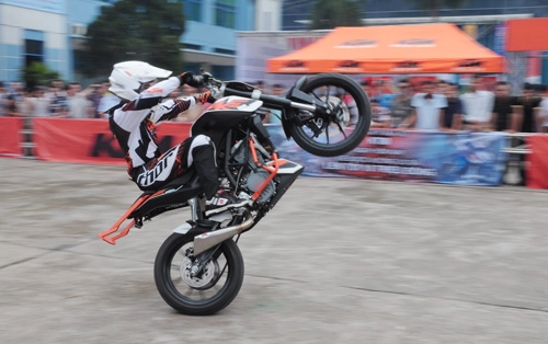Biểu diễn môtô mạo hiểm tại triển lãm việt nam autoexpo 2014 - 2
