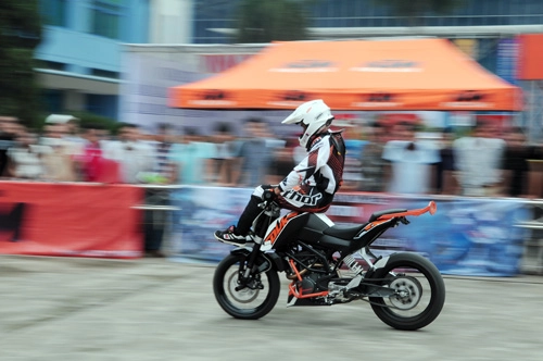 Biểu diễn môtô mạo hiểm tại triển lãm việt nam autoexpo 2014 - 3
