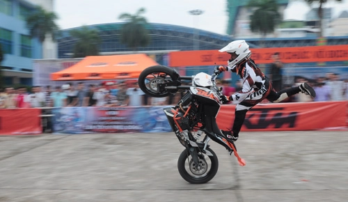 Biểu diễn môtô mạo hiểm tại triển lãm việt nam autoexpo 2014 - 4