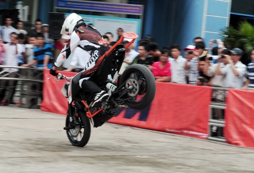 Biểu diễn môtô mạo hiểm tại triển lãm việt nam autoexpo 2014 - 5