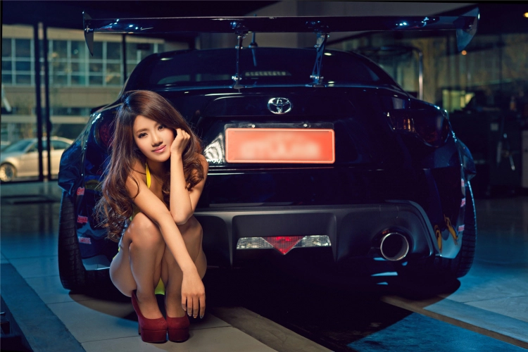 Bikini vàng sexy thiêu đốt bên xế độ toyota - 15