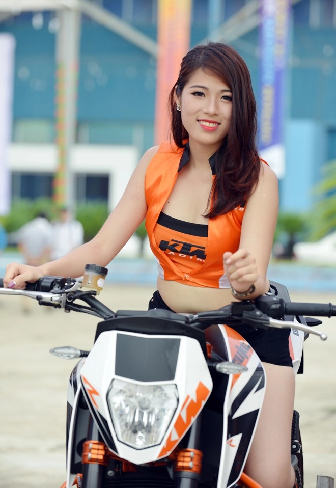 Bộ sưu tập mô tô khủng của ktm khoe dáng bên người đẹp chân dài - 5