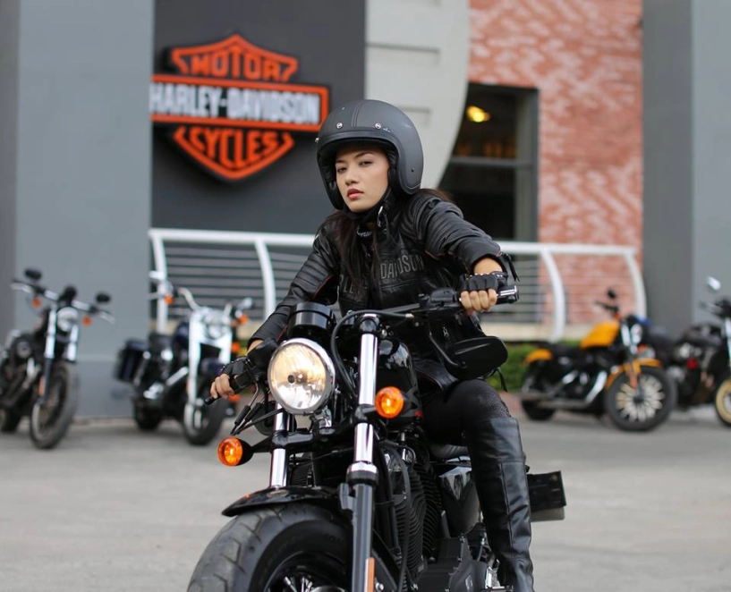 Ca sĩ tina tình chạy harley-davidson sportster forty-eight - 1