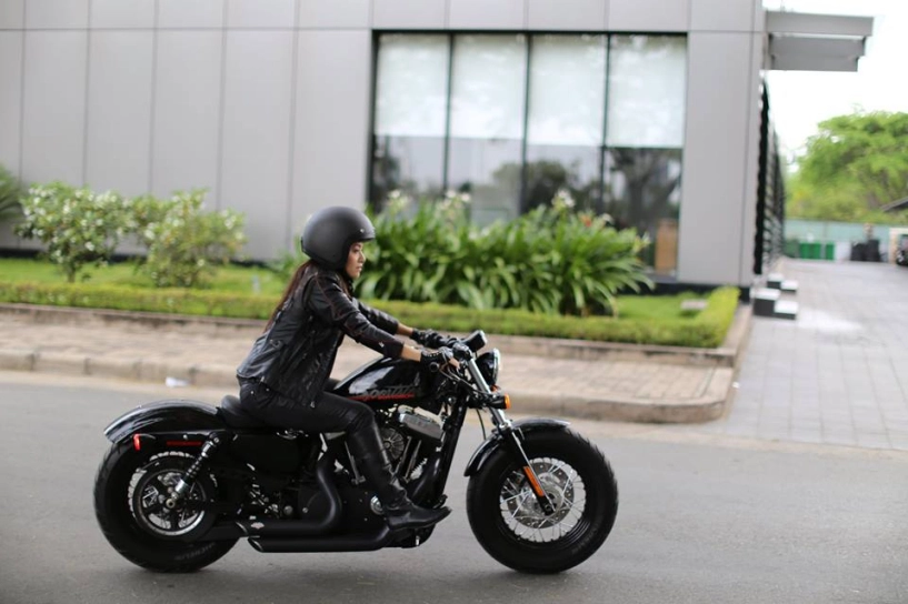 Ca sĩ tina tình chạy harley-davidson sportster forty-eight - 2