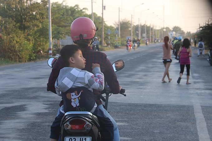 Cảm động người mẹ vượt 140 km đưa con trai tật nguyền đi học - 4