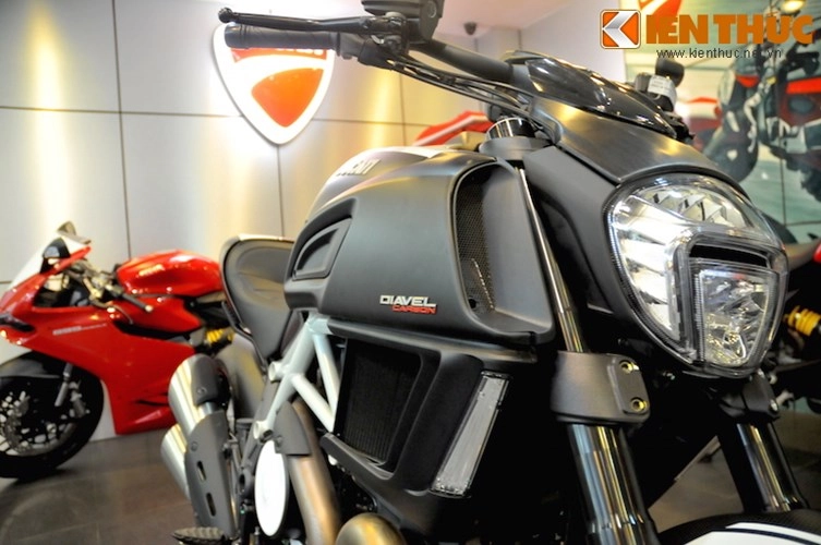 Cận cảnh ducati diavel carbon phiên bản trắng tại hà nội - 4