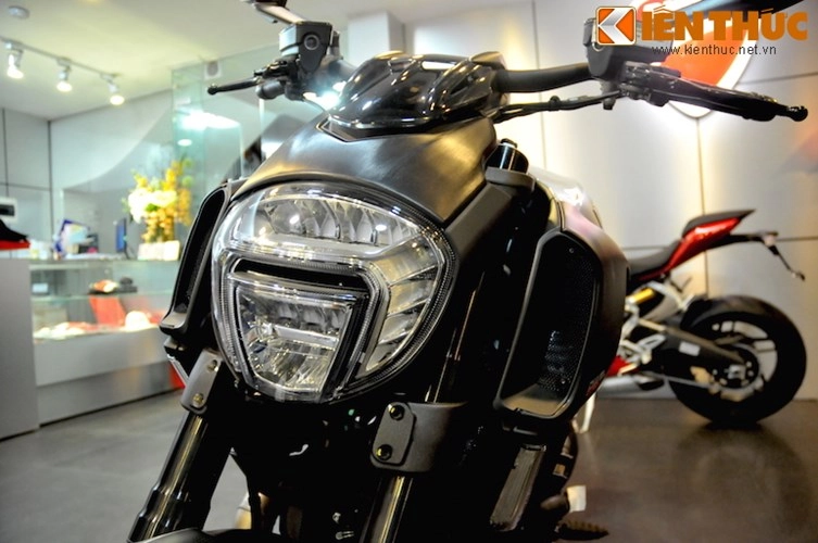 Cận cảnh ducati diavel carbon phiên bản trắng tại hà nội - 5
