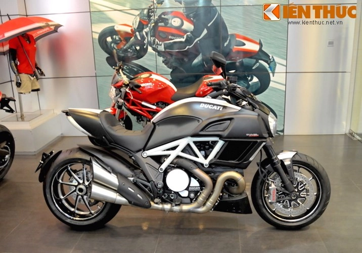 Cận cảnh ducati diavel carbon phiên bản trắng tại hà nội - 6