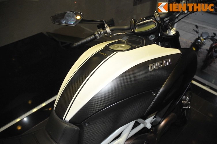 Cận cảnh ducati diavel carbon phiên bản trắng tại hà nội - 7