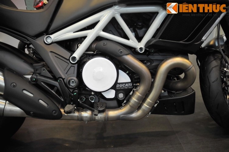 Cận cảnh ducati diavel carbon phiên bản trắng tại hà nội - 8