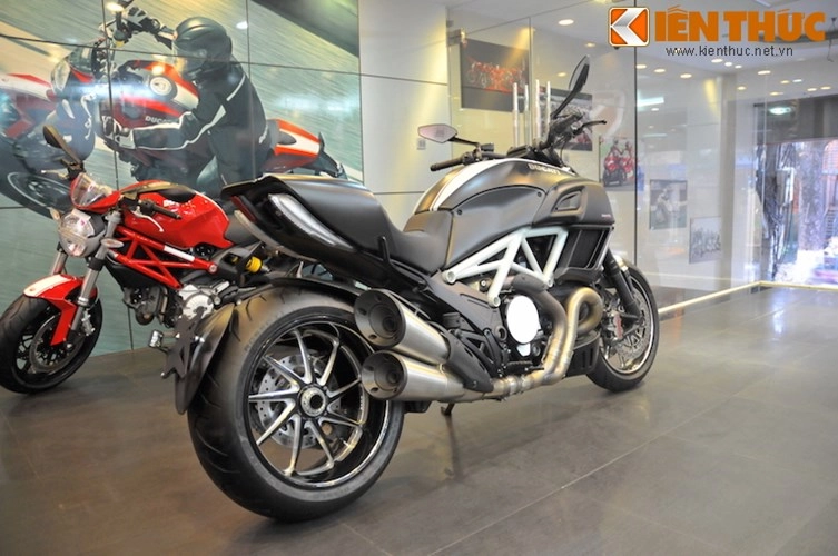 Cận cảnh ducati diavel carbon phiên bản trắng tại hà nội - 9