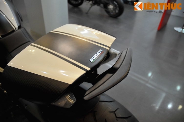 Cận cảnh ducati diavel carbon phiên bản trắng tại hà nội - 12