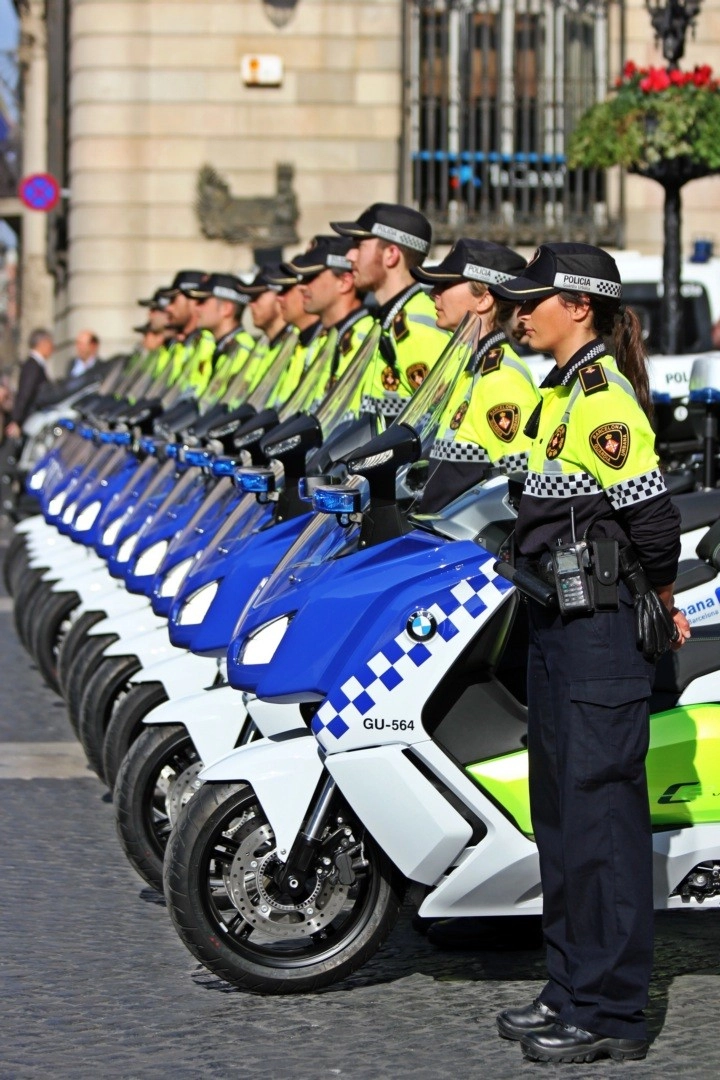 Cảnh sát barcelona trang bị siêu xe điện bmw c evolution - 9
