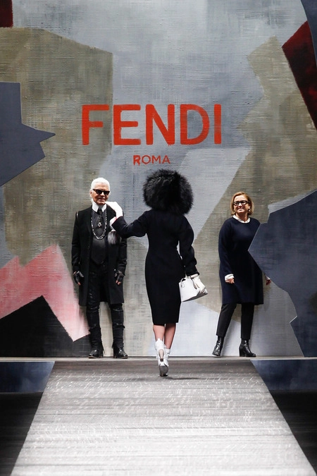  cara delevingne xách búp bê karl lagerfeld mở đầu show fendi - 2